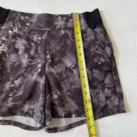 Athleta Brooklyn Printed Shorts Lumen Black Grey Floral Size 6 - Picture 6 of 10